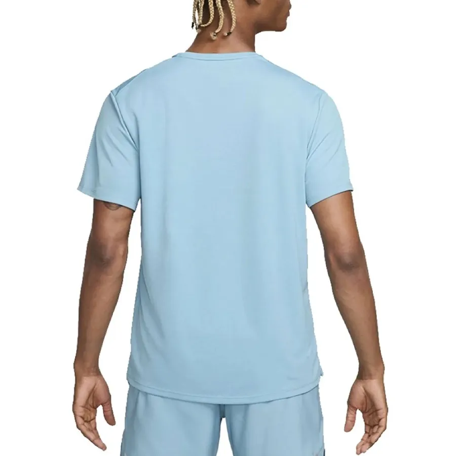 Imagen 1 de 4 de Remera Nike Dri-Fit Uv Miler-CELESTE