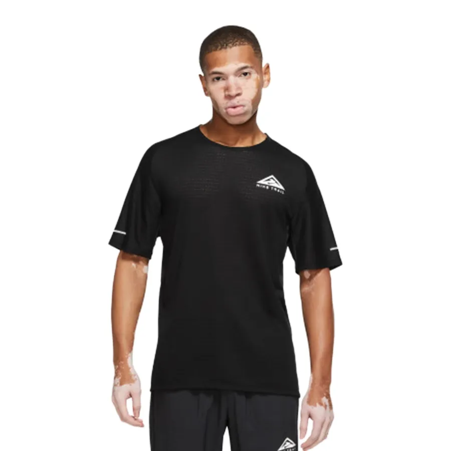 Imagen 0 de 4 de Remera Nike Dri-Fit Solar Chase-NEGRO