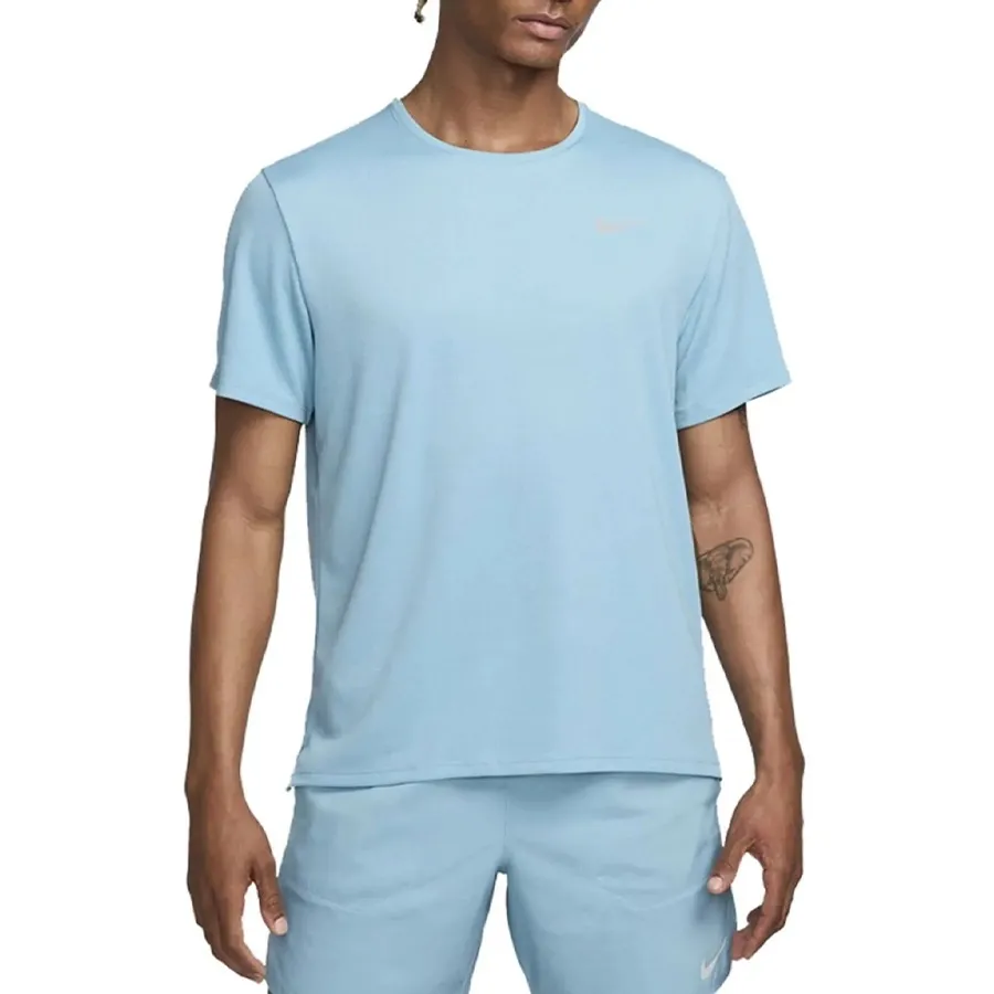 Imagen 0 de 4 de Remera Nike Miler-CELESTE