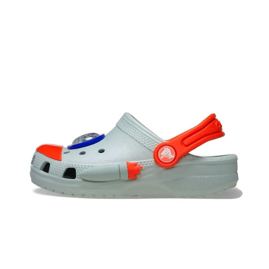Imagen 2 de 6 de Ojotas Crocs Classic Rocket Ship-GRIS/NARANJA