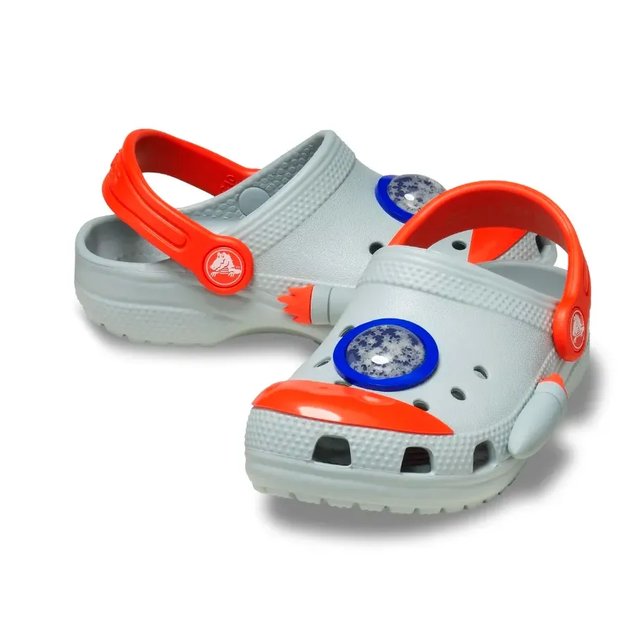 Imagen 5 de 6 de Ojotas Crocs Classic Rocket Ship-GRIS/NARANJA