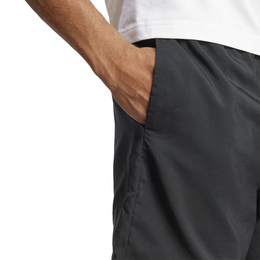 Imagen 4 de 5 de adidas Shorts  Essentials Small Logo Chelsea-NEGRO/BLANCO