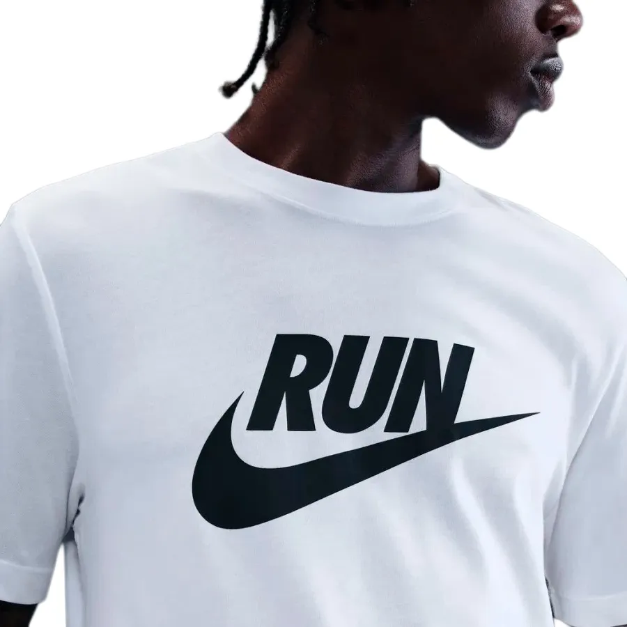 Imagen 2 de 4 de Remera Nike Tee Run Swoosh-BLANCO